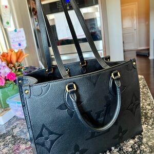 Louis Vuitton Black onthego MM